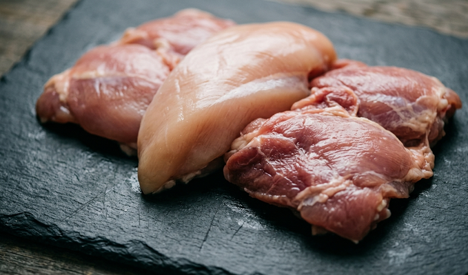 Deboned chicken - slow-dried under 60°C for intact real protein